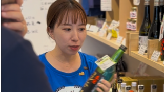 テイスティングのために日本酒を注ぐ活動シーンのイメージ