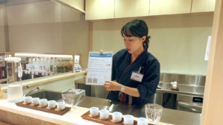 お客様に日本酒の特徴を説明する接客シーンのイメージ